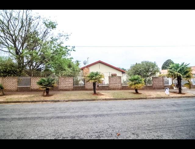 3 BEDROOM HOUSE FOR SALE IN WYCHWOOD